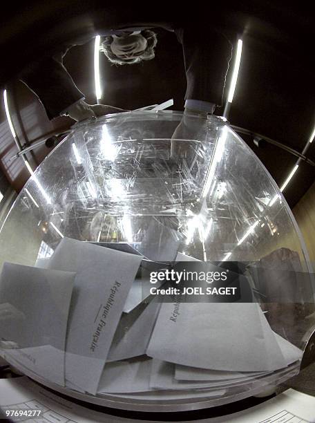 Photo de bulletins dans une urne prise le 14 mars 2010 dans un bureau de vote à Paris, lors du premier tour des élections régionales. Quelque 44,2...