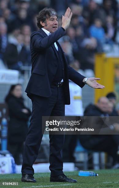 Siena head coach Alberto Malesani issues instructions during the Serie A match between Juventus FC and AC Siena at Stadio Olimpico di Torino on March...