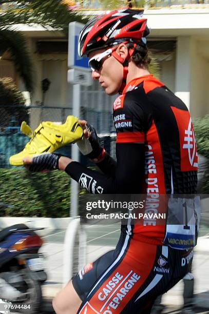 Paris-Nice winner, Spanish Caisse d'Epargne's Spain's Luis Leon Sanchez looks inside his shoe on March 14, 2010 in Nice at the start of the 119 km...