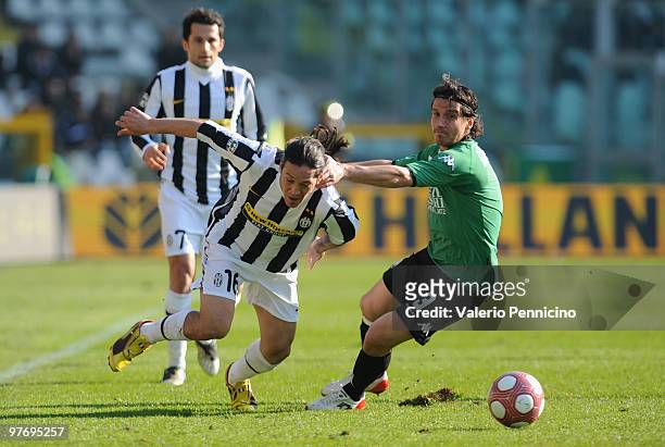 Mauro German Camoranesi of Juventus FC battles for the ball with Cristiano Del Grosso of AC Siena during the Serie A match between Juventus FC and AC...