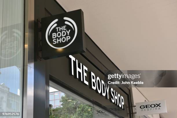 Body Shop Sign Photos and Premium High Res Pictures - Getty Images