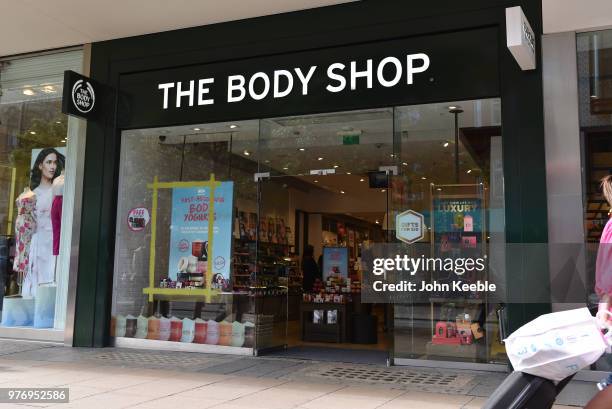 Body Shop Sign Photos and Premium High Res Pictures - Getty Images