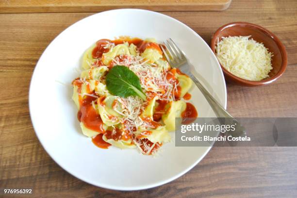 tortellini stuffed with vegetables with tomato and cheese - el-puerto-de-santa-maría photos et images de collection