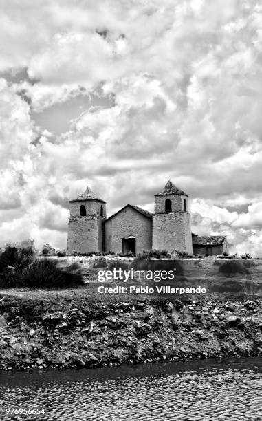 iglesia en ruinas - en ruinas stock pictures, royalty-free photos & images