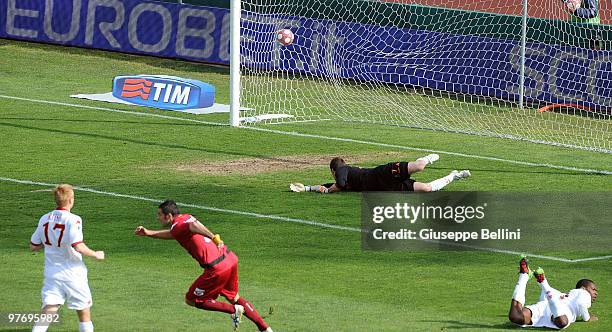 Cristiano Lucarelli of Livorno scores the opening goal during the Serie A match between AS Livorno Calcio and AS Roma at Stadio Armando Picchi on...