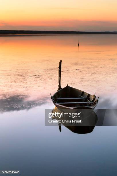 rowing boat on fleet lagoon at sunset, chesil beach, portland bill, portland, jurassic coast, dorset, england, uk - praia de chesil imagens e fotografias de stock