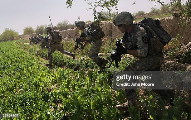 Soldier Rushing Swat: Fire Fight Photos and Premium High Res Pictures - Getty Images