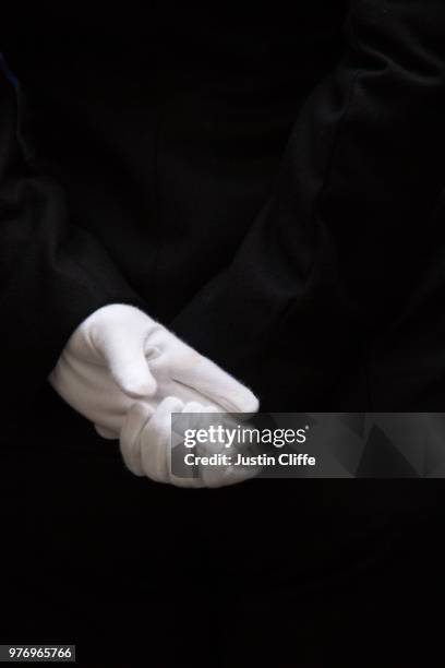 gloved hands - london policeman - justin cliffe foto e immagini stock