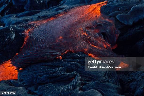flowing lava on chain of craters road, hawaii volcanoes national park, big island, island of hawaii, hawaii, usa - big island volcano national park stock pictures, royalty-free photos & images