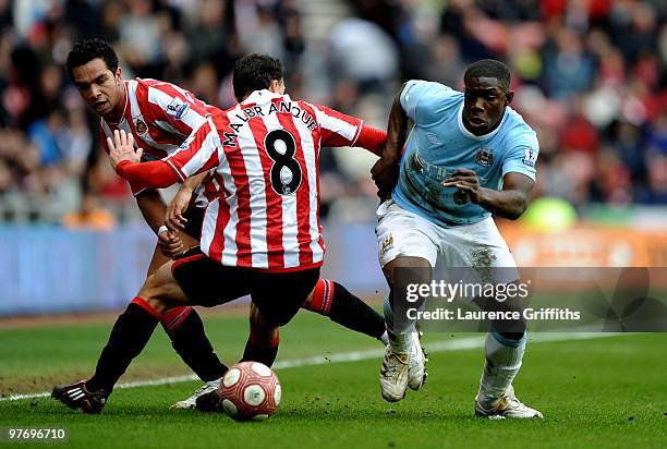 Micah Richards of Manchester City goes past Steed Malbranque and Kieran Richardson of Sunderland during the Barclays Premier League match between...