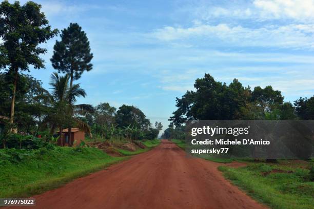 red earth road in uganda - solo vermelho - fotografias e filmes do acervo