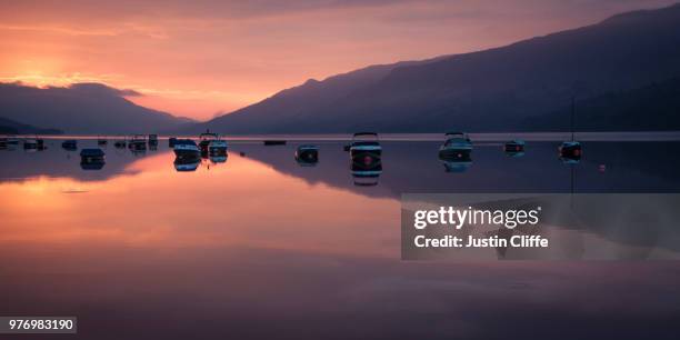 sunrise over loch earn, scotland - justin cliffe stockfoto's en -beelden