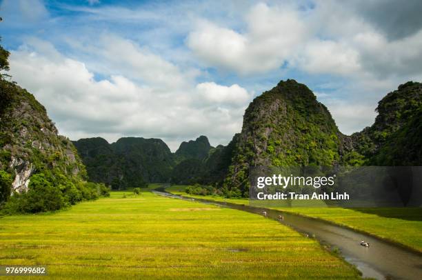 river in valley with mountains in background, tam coc-bich dong, ninh binh province, vietnam - dong tam stock pictures, royalty-free photos & images