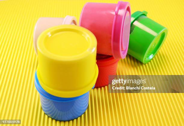 paint cans of different colors - el-puerto-de-santa-maría photos et images de collection