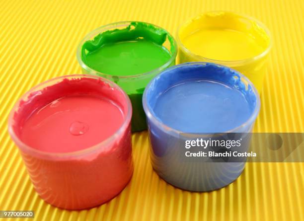 paint cans of different colors - el-puerto-de-santa-maría photos et images de collection