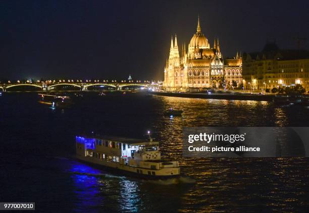 April 2018, Hungary, Budapest: The lit-up parliament building on the river danube. It is the seat of the Hungarian parliament. Photo: Jens...