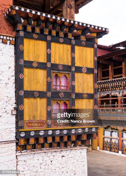 architectural details in kyichhu temple in bhutan. - circa 7th century - fotografias e filmes do acervo
