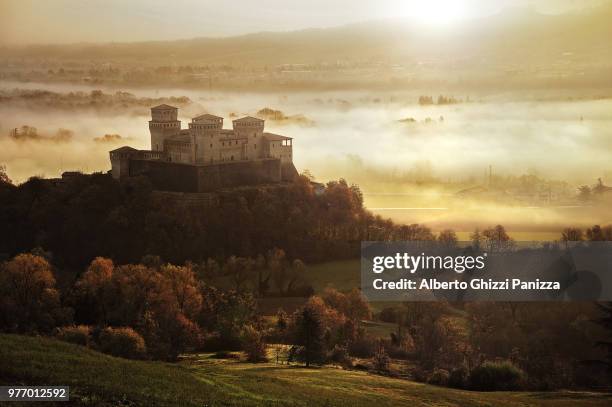 castello di torrechiara on hill at sunrise, parma, italy - alberto stock-fotos und bilder