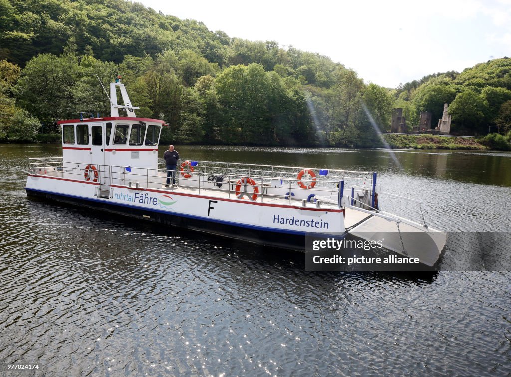 Hardenstein ferry sails along the Ruhr