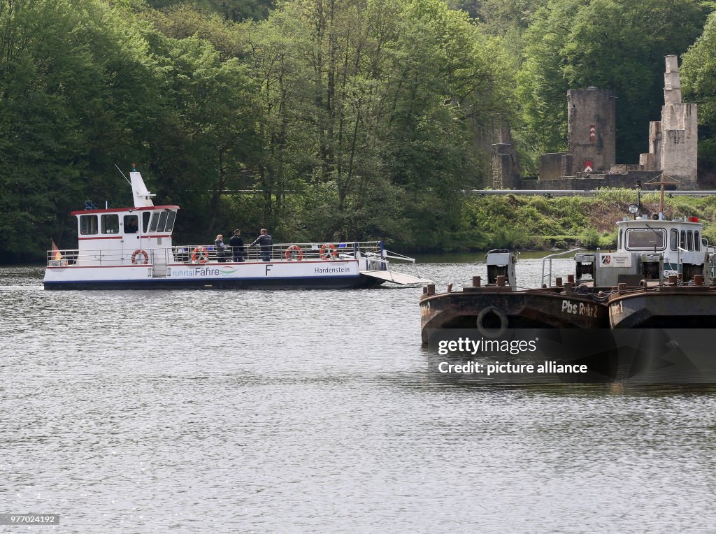 Hardenstein ferry sails along the Ruhr