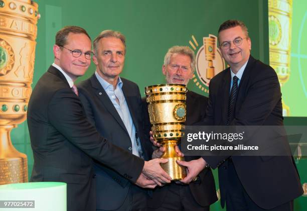 April 2018, Germany, Berlin: Soccer, DFB Cup, presentation of the trophy in the hall of heraldry at Belrlin's 'red city hall'. DFB president Reinhard...