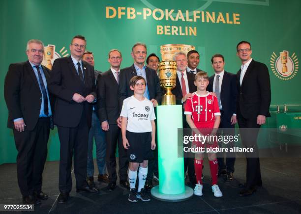 April 2018, Germany, Berlin: Soccer, DFB Cup, presentation of the trophy in the hall of heraldry at Belrlin's 'red city hall'. DFB vice president...