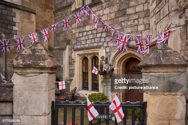 April 2018, Windsor, Great Britain: English flags and the Union Jack decorate a building on the grounds of Windsor Castle.Prince Harry and US actress...