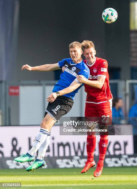 April 2018, Germany, Bielefeld: Soccer, second bundesliga, Arminia Bielefeld vs. 1. FC Kaiserslautern in the Schueco arena. Bielefeld's Fabian Klos...