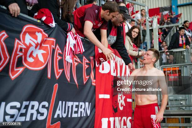 April 2018, Germany, Bielefeld: Soccer, second bundesliga, Arminia Bielefeld vs. 1. FC Kaiserslautern in the Schueco arena. Kaiserslautern's...