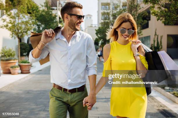 junges paar einkaufen in der stadt - couple walking shopping stock-fotos und bilder