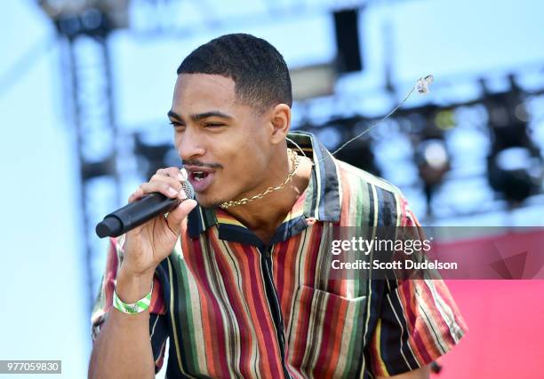 Col. Ray Singer 101 photos et images haute résolution de Arin (Singer) - Getty Images