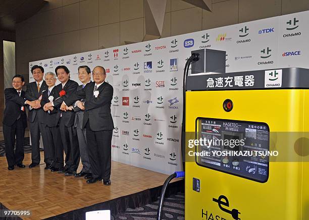 Board members of the new "CHAdeMO" association Fuji Heavy Industries vice president Akira Mabuchi, Mitsubishi Motors president Osamu Masuko, Tokyo...