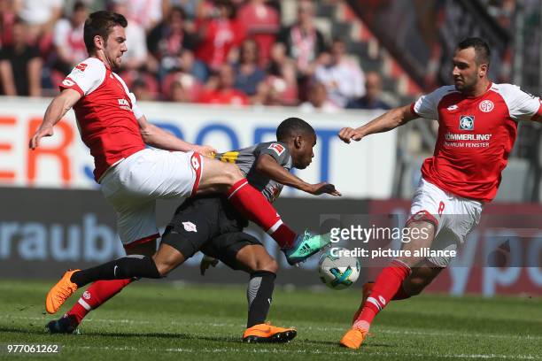 Dpatop - Mainz's Stefan Bell and Levin Oztunali battle for the ball with Leipzig's Ademola Lookman during the German Bundesliga soccer match between...
