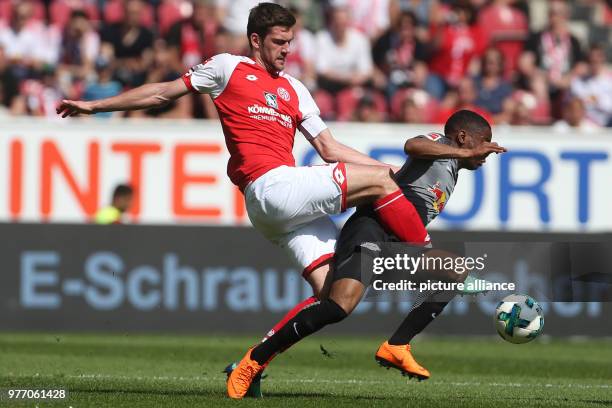 Dpatop - Mainz's Stefan Bell battles for the ball with Leipzig's Ademola Lookman during the German Bundesliga soccer match between FSV Mainz 05 and...