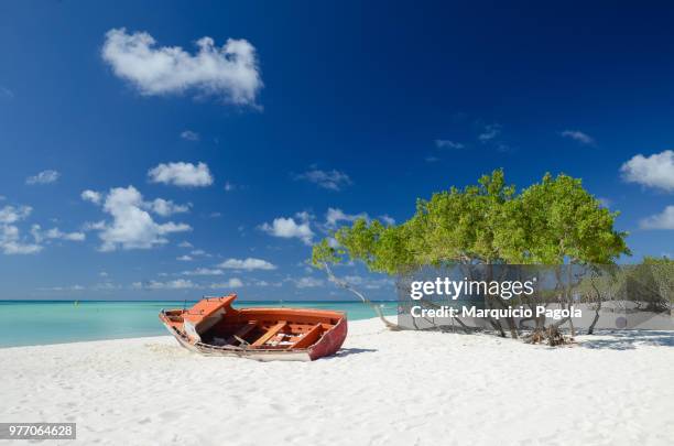 abandoned boat at palm beach, aruba - aruba photos et images de collection