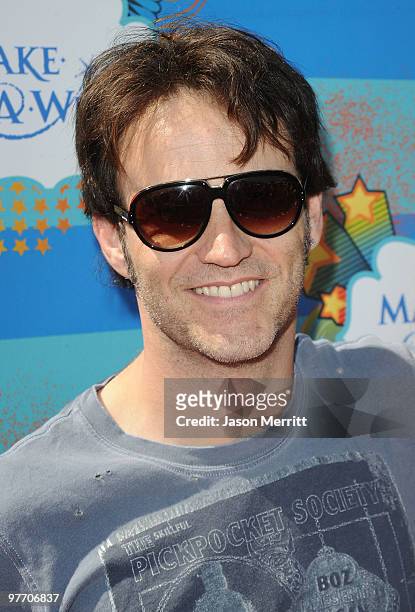Stephen Moyer arrives at the Make A Wish Foundation event hosted by Kevin and Steffiana James at Santa Monica Pier on March 14, 2010 in Santa Monica,...