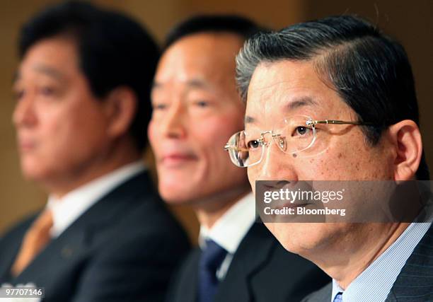 Toshiyuki Shiga, chief operating officer of Nissan Motor Co Ltd., right, is flanked by Osamu Masuko, president of Mitsubishi Motors Corp., left, and...