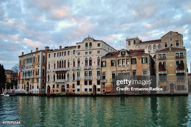 sul canale grande alla sera - canale stock-fotos und bilder