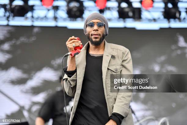 Smokin Rapperr Mos Def (Rapper) Photos and Premium High Res Pictures - Getty Images