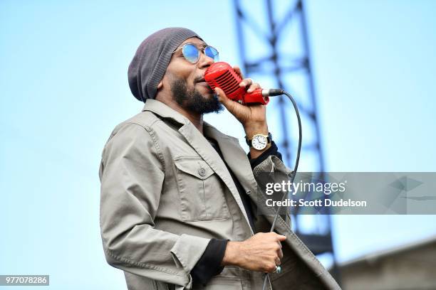 Smokin Rapperr Mos Def (Rapper) Photos and Premium High Res Pictures - Getty Images