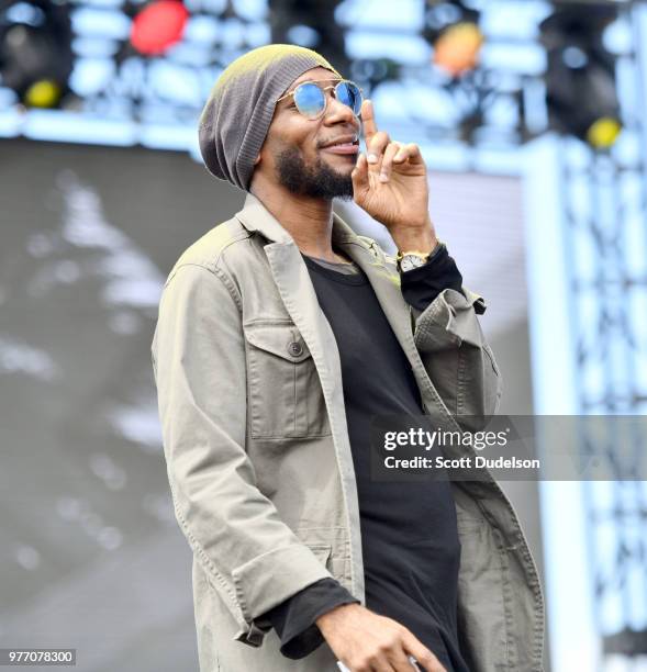 Smokin Rapperr Mos Def (Rapper) Photos and Premium High Res Pictures - Getty Images