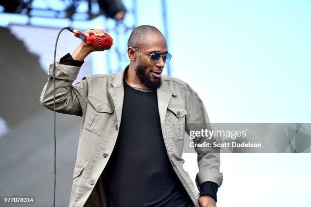 Smokin Rapperr 485 Mos Def Rapper Stock Photos, High-Res Pictures, and Images - Getty ...