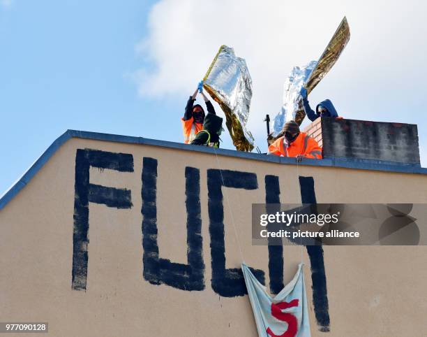 April 2018, Germany, Berlin: Acivisits unveil a banner reading 'Stadt fuer alle' at a facade during a demonstration in Wedding district. The...