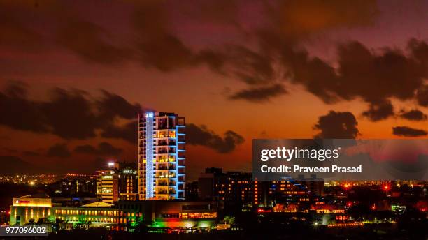 cityscape at dusk, pune, india - puna stock-fotos und bilder