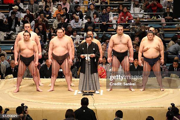 Ozeki Harumafuji, yokozuna Asashoryu, Japan Sumo Association chief Musashigawa, ozeki Kotooshu and ozeki Kotomitsuki greet to the fans during the day...