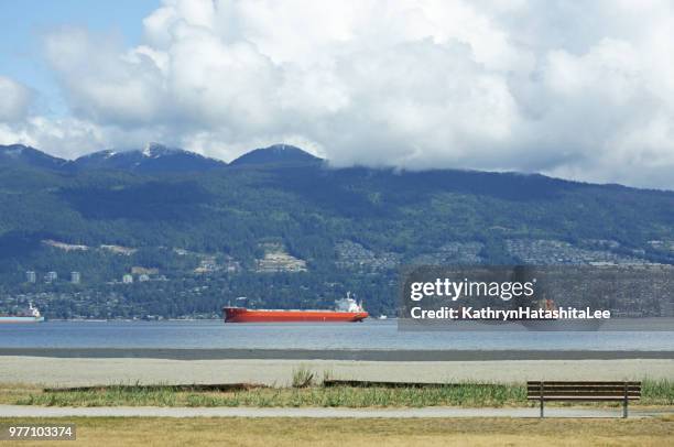 burrard inlet e locarno beach park, vancouver, canadá - montanhas north shore - fotografias e filmes do acervo