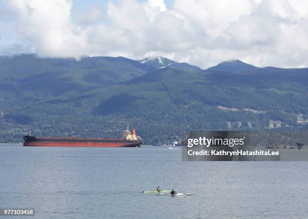 canoístas no porto de vancouver, canadá - montanhas north shore - fotografias e filmes do acervo