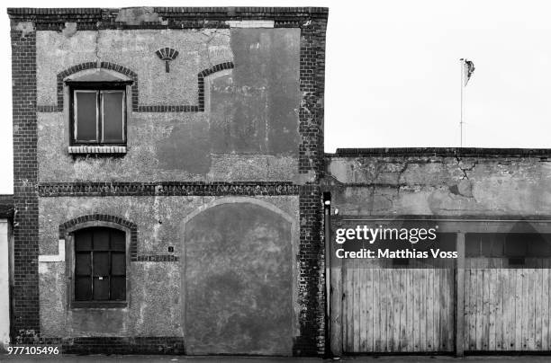 nur noch halb soviel fenster - hafen hamburg - fenster stock pictures, royalty-free photos & images