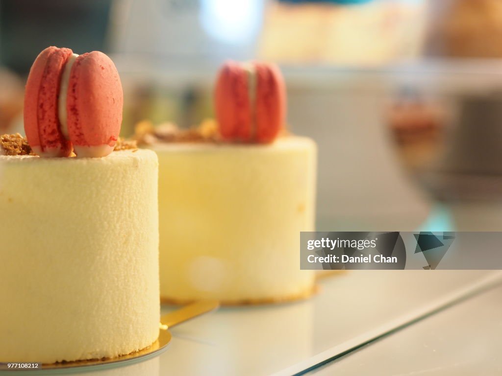 Chiffon cake with macaroons on top