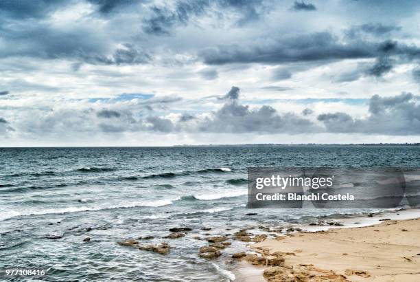 a stormy day on the beach - el-puerto-de-santa-maría photos et images de collection